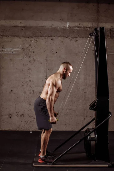 Joven atractivo hombre con cuerdas se está preparando para la competencia — Foto de Stock