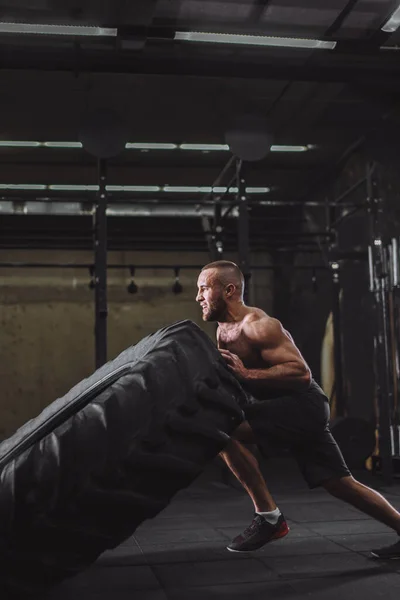 Hombre musculoso fuerte está haciendo ejercicio en el club deportivo — Foto de Stock