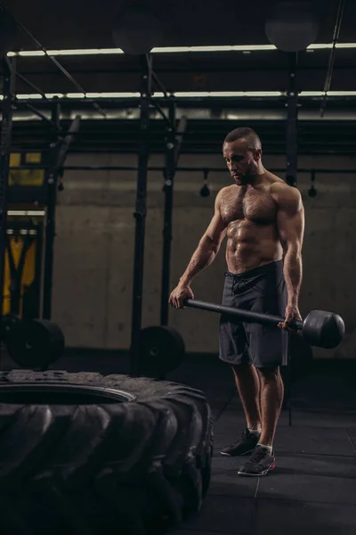 Υγρό, ιδρωμένος αθλητής αναπτύσσει μυς με σφυρί — Φωτογραφία Αρχείου