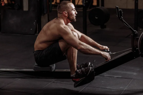 Entrenamiento efectivo para abdominales perfectos. hombre guapo está haciendo ejercicio para seis paquetes — Foto de Stock