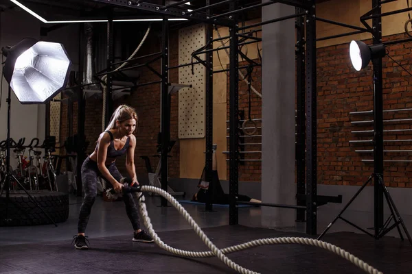 Lucha contra cuerdas como snakes.fit chica haciendo ola por cuerdas — Foto de Stock