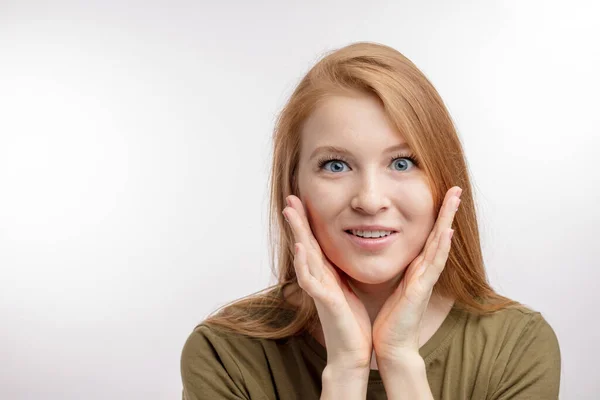 Schönes Model ist glücklich, als sie ihre Lieblingssängerin gesehen hat — Stockfoto