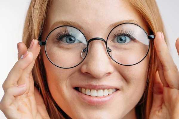 Alegre agradable hembra en gafas redondas —  Fotos de Stock