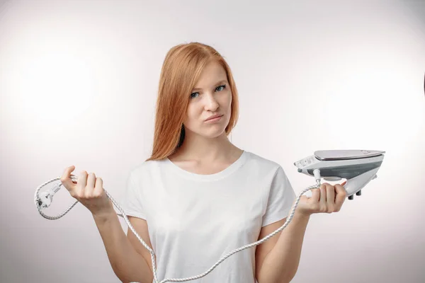 Roodharige vrouw haat het doen van de ironong — Stockfoto