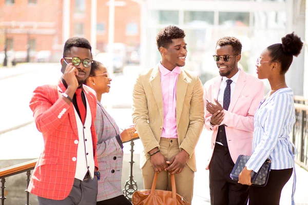 Fasion afro mensen gaan naar het huwelijksfeest — Stockfoto