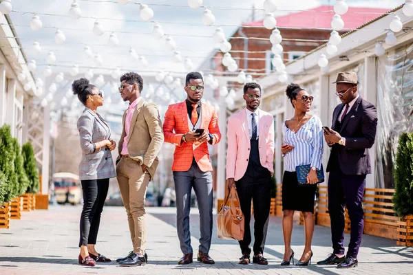 Όμορφοι νέοι Αφρικανοί συμμετέχουν στην επίδειξη μόδας — Φωτογραφία Αρχείου