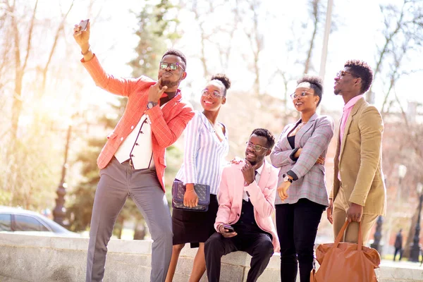 Studenti berou selfie na ulici po studování na akadamii — Stock fotografie