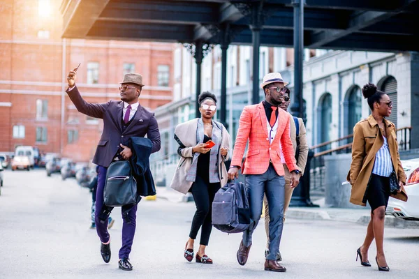 Knappe man in blauw trendy pak is het nemen van foto van zichzelf op de sity — Stockfoto