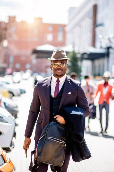 Stylischer schwarzer Mann mit Hut schaut in die Kamera — Stockfoto