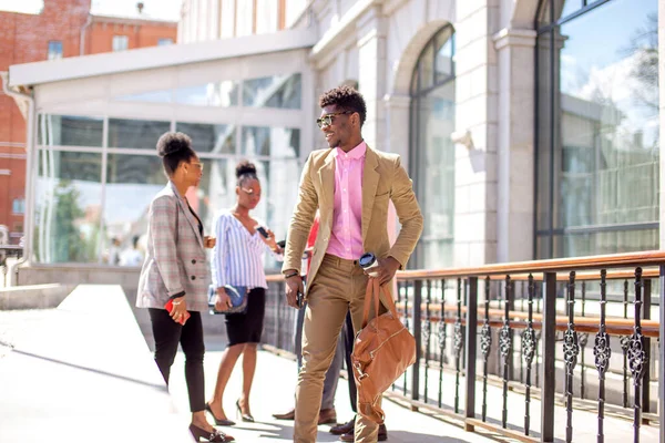 Homem elegante está esperando sua namorada que está falando com os amigos — Fotografia de Stock