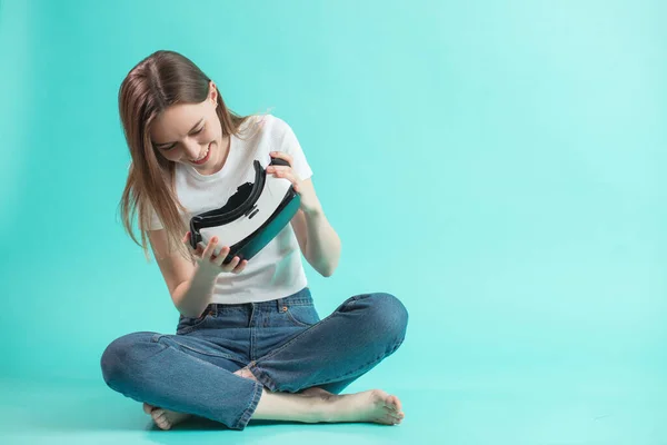 Photo rapprochée de drôles de jeunes femmes portant des lunettes VR pour la première fois — Photo