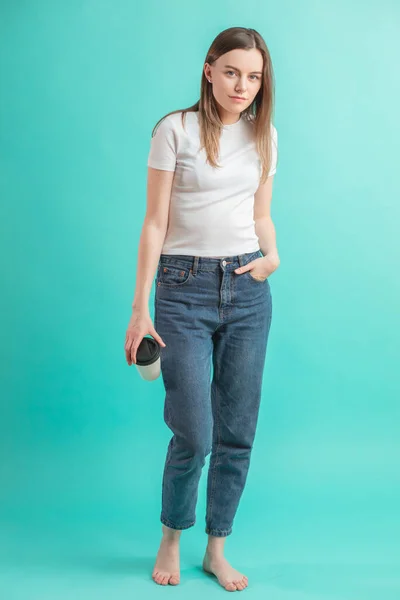 Full length shot of brown-haired attractive model in coffee break — Stock Photo, Image