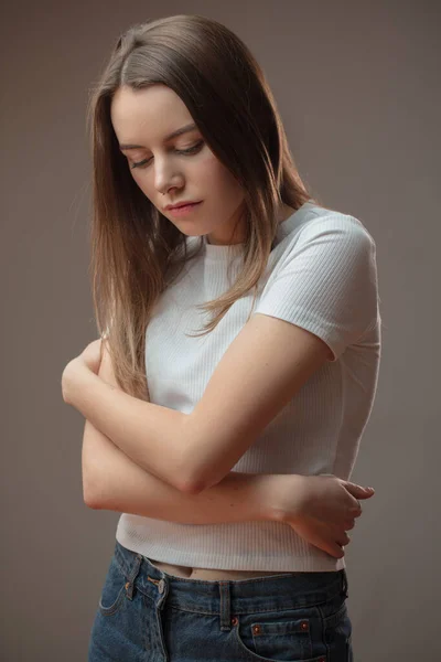 Gevoel van isolatie. jonge hulpeloze vrouw — Stockfoto