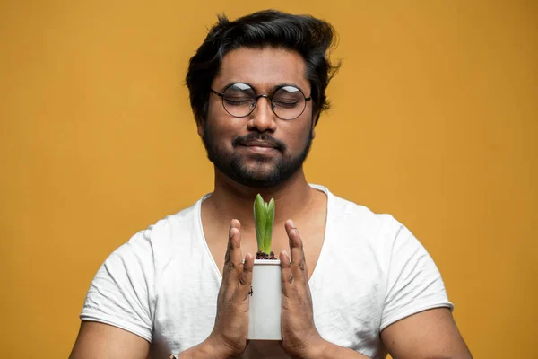 Jovem sentimental está segurando um vaso de flores nas mãos — Fotografia de Stock