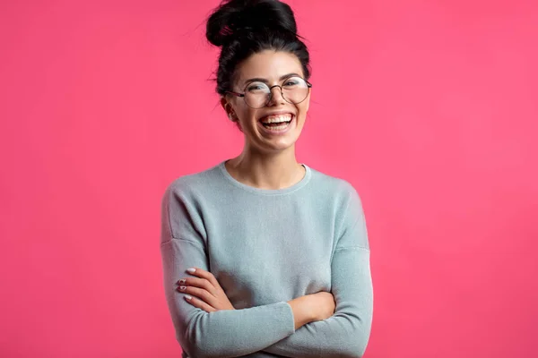 Bella ridere giovane donna in occhiali — Foto Stock