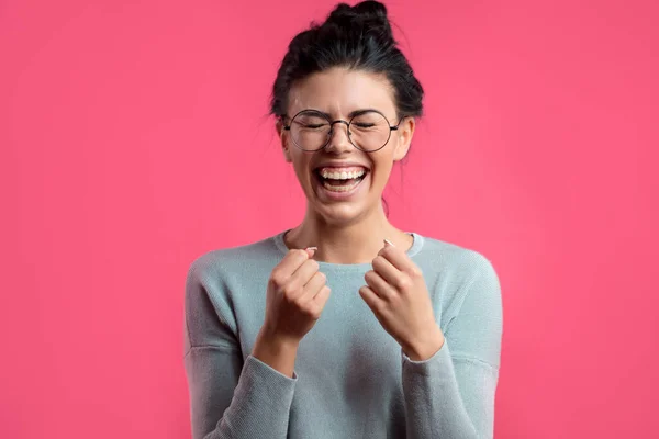 Närbild porträtt av chorting vacker modell — Stockfoto