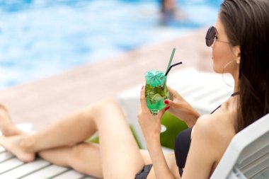 Limonlu yeşil buzlu içecek.