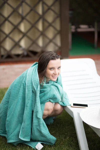 Sorrindo jovem mulher incrível envolto em banho toalha sfter natação — Fotografia de Stock