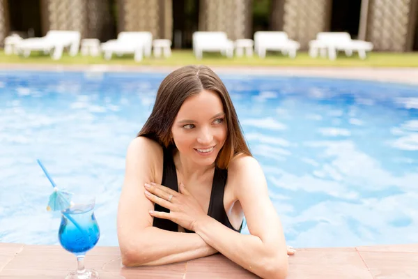 Mulheres incríveis com coquetel na piscina. — Fotografia de Stock