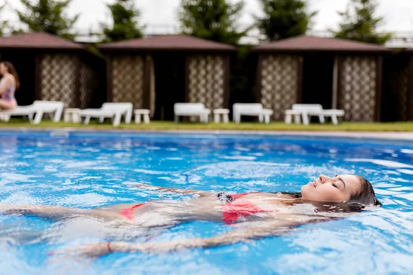 Ajuste linda menina nadando na água da piscina limpa — Fotografia de Stock