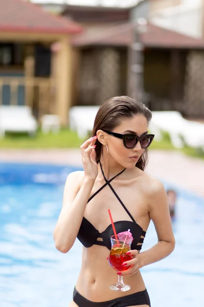 Mulher bronzeada glamourosa que tem férias de verão no resort de saúde — Fotografia de Stock
