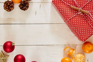 Düz yerde, üst tarafta. Noel kompozisyonu. hediye, örgü, koni, ağaç beyaz arka planda dallar.