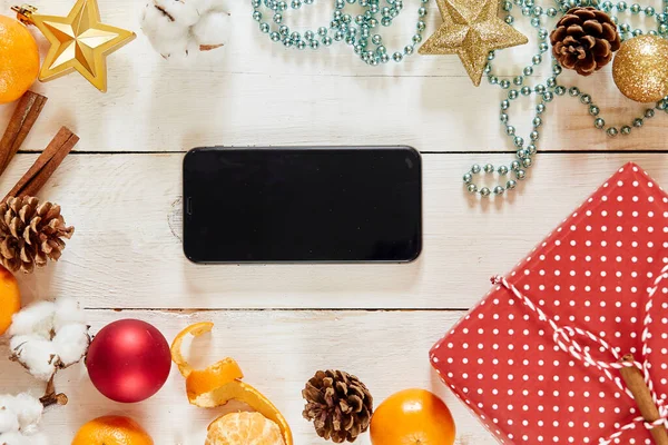 Table avec téléphone et décorations de Noël. maquette — Photo