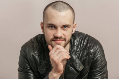 Yakışıklı, harika gülümseyen adam kameraya poz veriyor