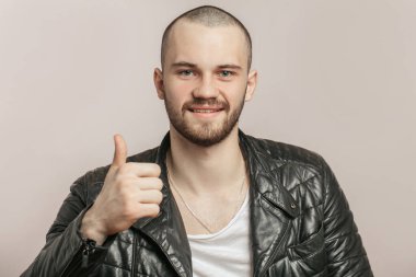 Genç, neşeli, çekici bir adam biriyle aynı fikirde.