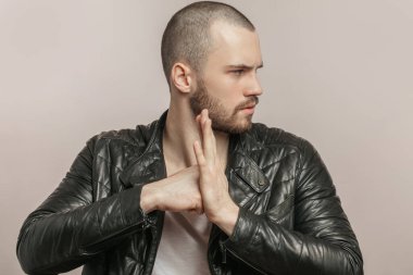 Zalim ve güçlü saldırgan kurbanını bekliyor.