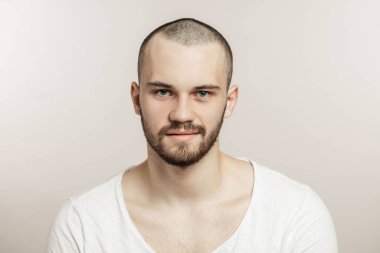 Güçlü, hoş, mavi gözlü, kibar ifadeli bir adam.