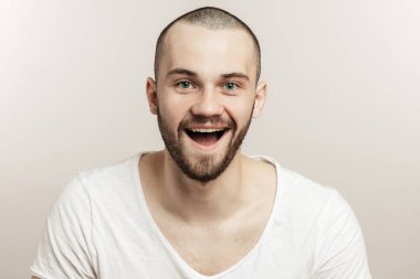 Gülen, neşeli, ağzı açık mutlu bir adam..