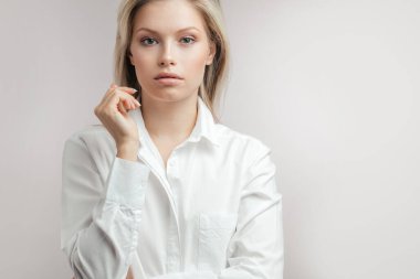 Beyaz arka planda izole edilmiş kendine güvenen genç bir iş kadını portresi