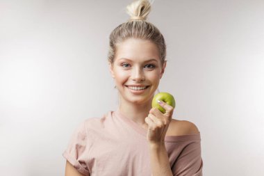 Beyaz arka planda izole edilmiş, sarı saçlı, güzel beyaz bir kadın.