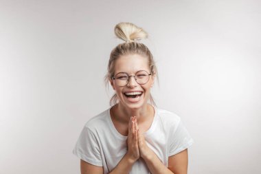 Farklı duygularla yalvaran genç bir kadın. Özür veya Sorma kavramı