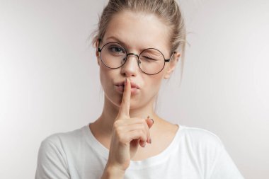 Kafkasyalı genç bir kadın parmağını dudaklarına dayayıp sessiz kalmak istiyor..