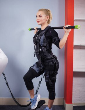 Çekici sarışın spor salonundaki antrenmanına odaklanmış.