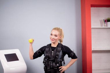 Gülümseyen çekici sporcu kadın halterlerle çalışıyor.