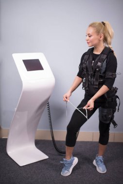 Tam boy fotoğraf çek. Güzel, formda bir kadın mezura kullanıyor.