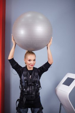 Çekici, sarı saçlı, EMS kostümlü, balolu bir kız.