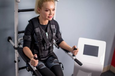 Yakın plan fotoğraf sanatçısı sarışın sporcu paralel barlarda antrenman yapıyor.