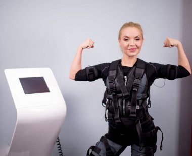 Stong pozitif sarışın fit kız kaslarını gösteriyor.