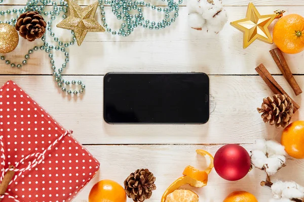 Table avec téléphone et décorations de Noël. maquette — Photo