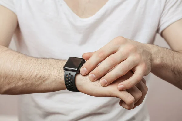Przycięte zdjęcie mężczyzny noszącego smartwatch — Zdjęcie stockowe