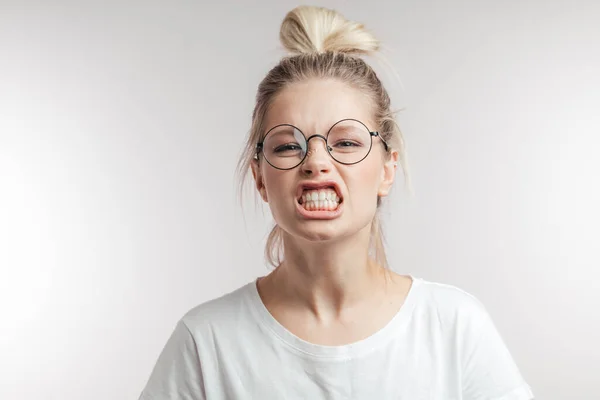 Offended girlfriend being in bad temper, isolated over white studio background. — Stock Photo, Image