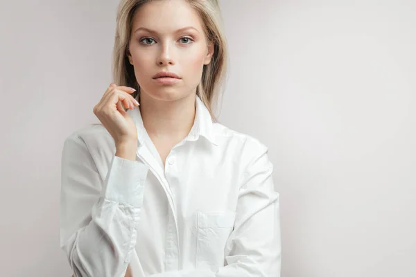 Portret van jonge zelfverzekerde zakenvrouw geïsoleerd over witte achtergrond — Stockfoto
