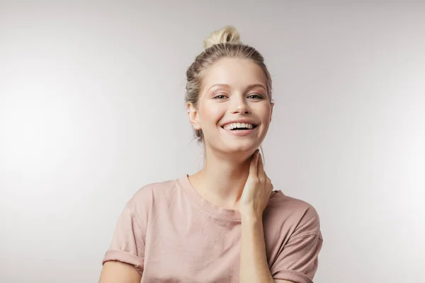 Young cute cheerful girl smiling at camera over white background. — Stock Photo, Image