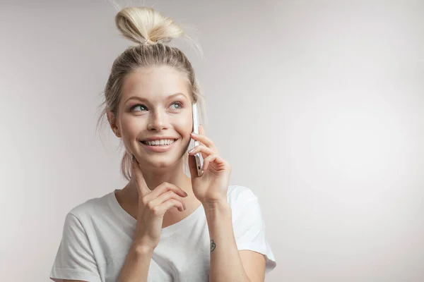 Όμορφη χαμογελαστή ξανθιά γυναίκα που μιλάει από κινητό τηλέφωνο. Κοντινό πλάνο. Μεμονωμένα. — Φωτογραφία Αρχείου
