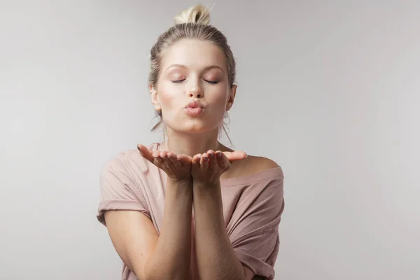 Attractive beautiful woman showing air kiss — Stock Photo, Image