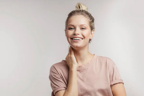 Young cute cheerful girl smiling smiling at camera over white background. — Stock Photo, Image